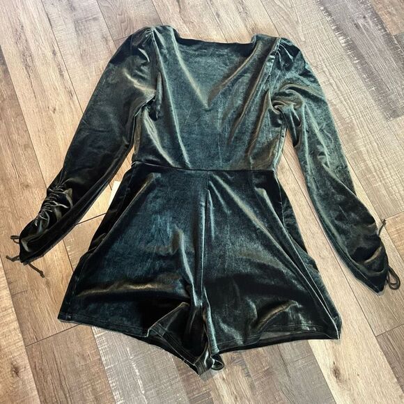 Urban Outfitters Green Velvet Wrap
Style Romper S - Picture 3 of 11